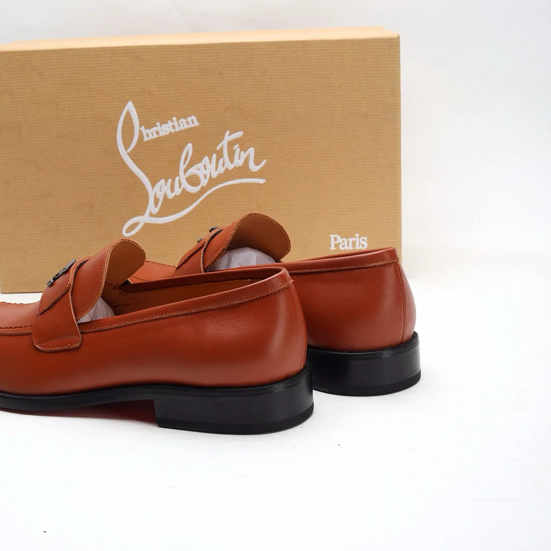 Batch 1,080 yuan 💰••New real shots••CL～High-end men’s 👔casual•loafers with red soles! ••🆑Genuine and top-quality goods from original orders ••✅💯 Purchase goods from top-quality original orders! Original imported patterned cowhide ➕Imported cowhide lining ➕Cowhide feet ➕Original leather outsole~🉑️Feel free to compare the authentic ones! Size: 38-44 (45.46.47 can be customized)